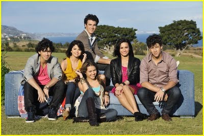 20091031130307-jonas-brothers-send-it-on-premiere-09.jpg